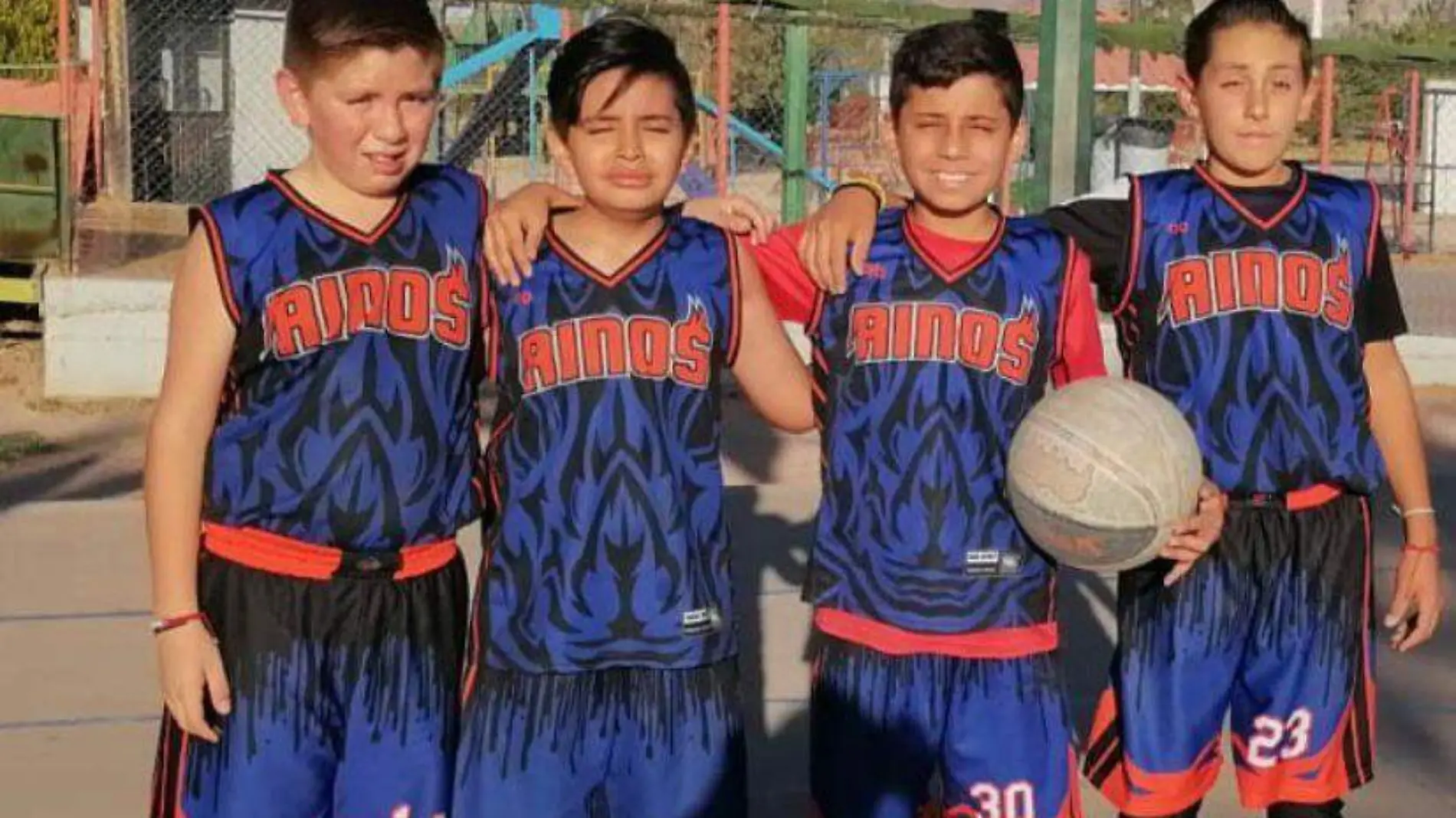 niños basquetbolistas